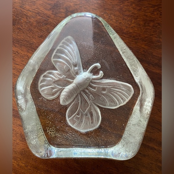 PAPERWEIGHT Clear Glass 4” Stamped Embossed Frosted Carved Butterfly Center - Picture 1 of 6